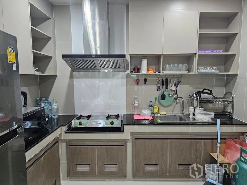 บ้าน ให้เช่าหรือขายในLam Luk Ka, Pathum Thani - ห้องครัวรูปตัวแอล เตา เครื่องดูดควัน และอ่างล้างจาน