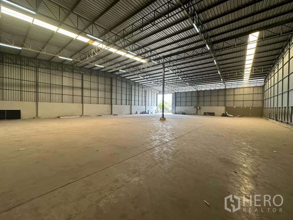 คลังสินค้า ให้เช่าในBang Phli, Samut Prakan - พื้นที่เก็บของแบบโอเพ่นแพลน เพดานสูง คานเหล็ก ทางโหลดสะดวก