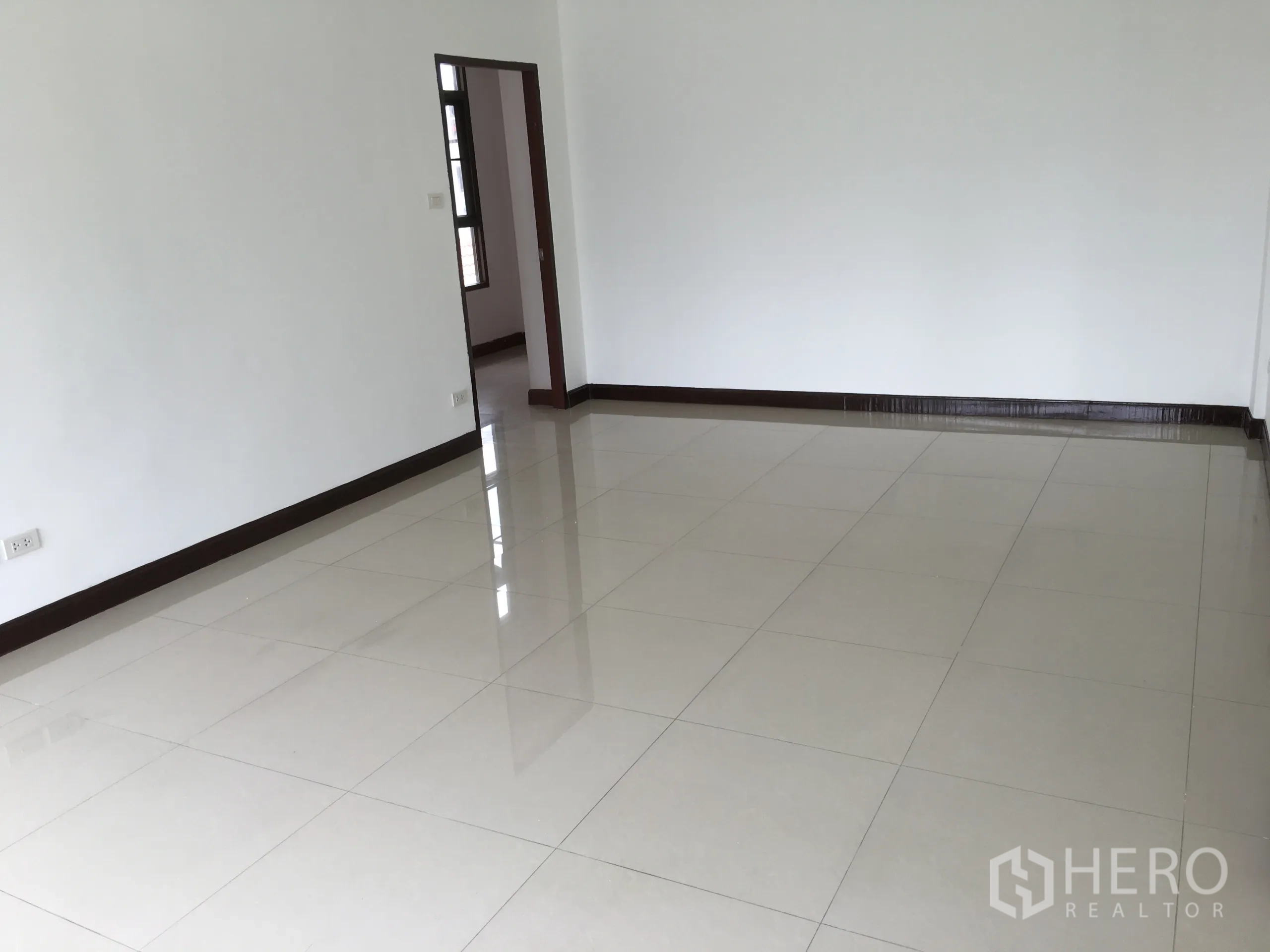 ทาวน์เฮาส์ ให้เช่าในKhlong Toei, Bangkok - ห้องขนาดใหญ่ผนังสีขาวสะอาด พื้นกระเบื้องมันวาว