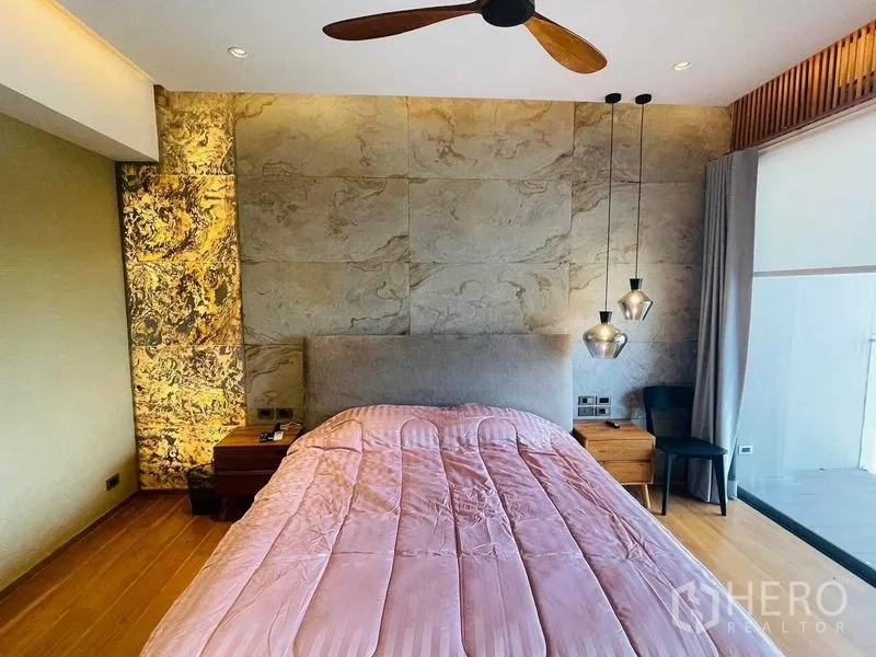 公寓 出租或出售在Watthana, Bangkok - 卧室设石材床头墙、吊灯，并可通往阳台