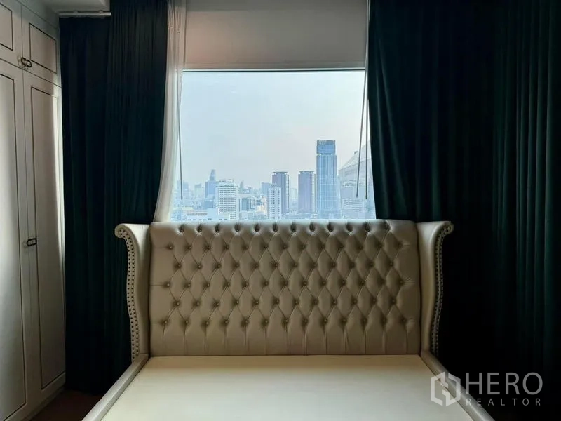 คอนโด ขายในRatchathewi, Bangkok - ห้องนอนหลักมองเห็นวิวสกายไลน์ผ่านหน้าต่างบานใหญ่