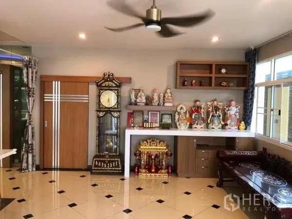 บ้าน ขายในWang Thonglang, Bangkok - ห้องนั่งเล่นมีชั้นวางของ นาฬิกาตั้งพื้น และพื้นกระเบื้องเงา