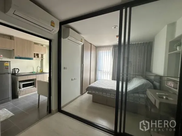 คอนโด ขายในKhlong Toei, Bangkok - คอนโด 1 ห้องนอนขนาดกะทัดรัด กั้นห้องนอนด้วยประตูกระจกจากห้องนั่งเล่นและครัวขนาดเล็ก