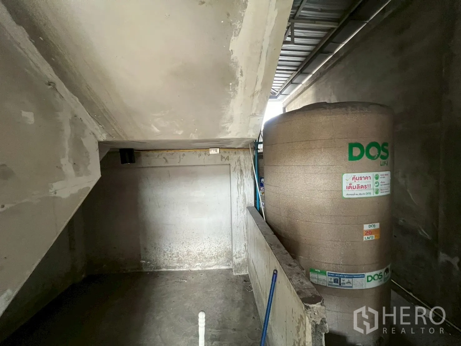 อาคารพาณิชย์ ให้เช่าในHuai Khwang, Bangkok -  พื้นที่ยูทิลิตีใต้บันไดพร้อมแทงก์เก็บน้ำขนาดใหญ่.