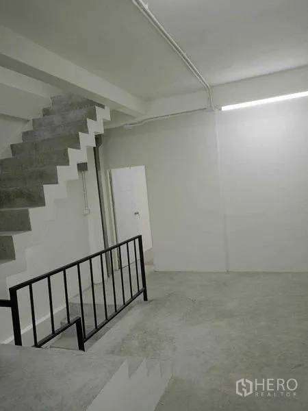 อาคารพาณิชย์ ให้เช่าในWatthana, Bangkok - บันไดคอนกรีตพร้อมราวเหล็กสีดำภายในโทนสีขาวสะอาด