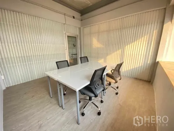 办公空间 出租在Phaya Thai, Bangkok - 紧凑型会议室，白色书桌、带轮椅子与半透明隔断，位于Ari商圈办公室。