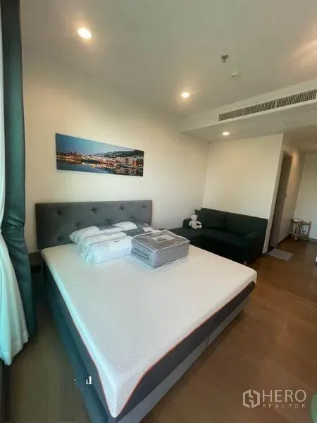 公寓 出租在Watthana, Bangkok - 明亮卧室，软包床、沙发与木地板。