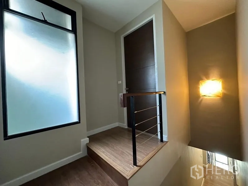 ทาวน์เฮาส์ ให้เช่าในKhlong Toei, Bangkok - ชานพักบันไดมีหน้าต่างกระจกฝ้าและไฟติดผนัง