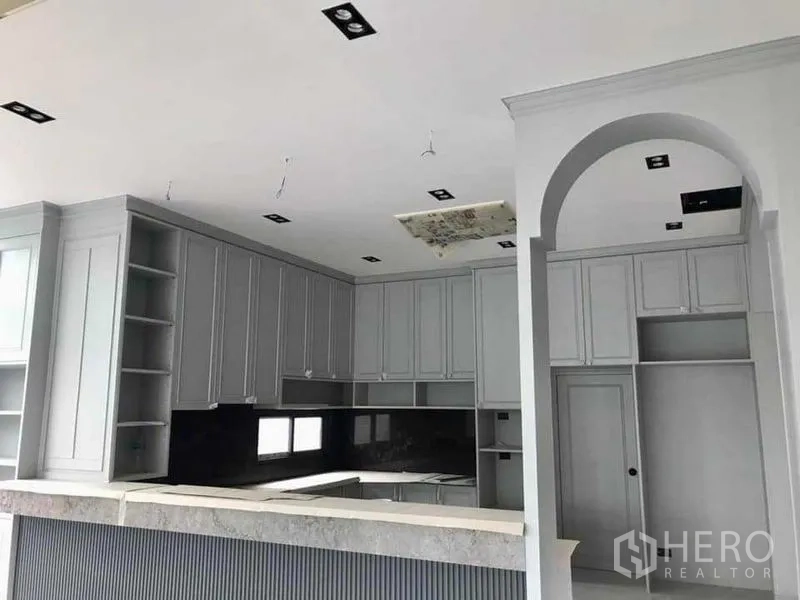 บ้าน ขายในMueang Nonthaburi, Nonthaburi - มุมใกล้ครัวรูปตัว U โทนสีเทา มีซุ้มโค้งและท็อปหิน