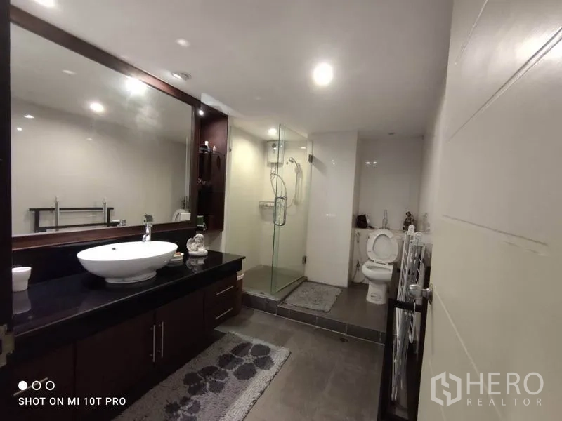 คอนโด ให้เช่าในWatthana, Bangkok - ห้องน้ำทันสมัย พร้อมตู้กระจกอาบน้ำ เคาน์เตอร์หินสีเข้ม