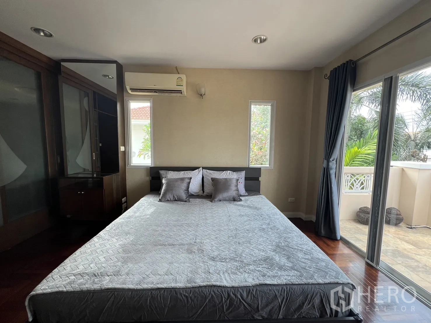 บ้าน ให้เช่าในLat Krabang, Bangkok - ห้องนอนหลัก เตียงขนาดใหญ่ เปิดออกสู่ระเบียงส่วนตัว พื้นไม้