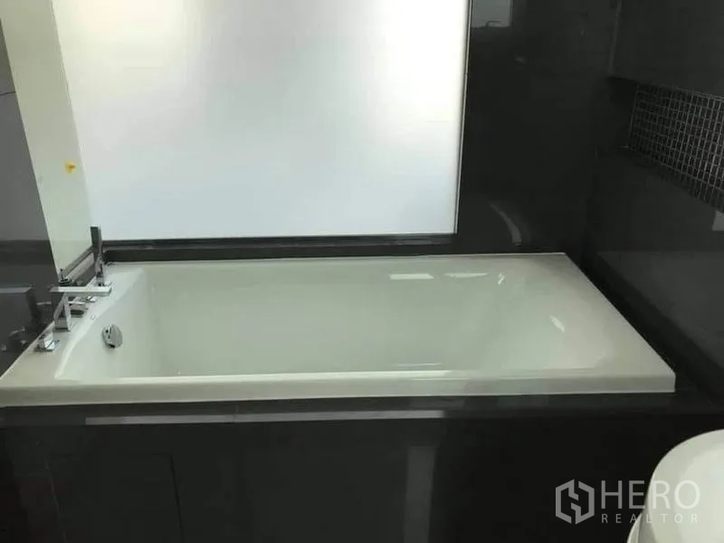 คอนโด ให้เช่าหรือขายในPhaya Thai, Bangkok - อ่างอาบน้ำแบบบิลต์อิน ล้อมด้วยกระเบื้องสีดำและหน้าต่างฝ้า