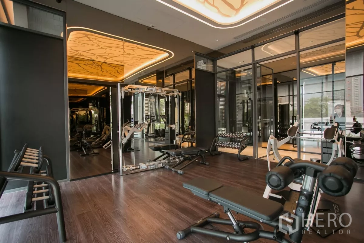 公寓 出租在Watthana, Bangkok - 设备齐全的健身房，哑铃器械与镜面墙。