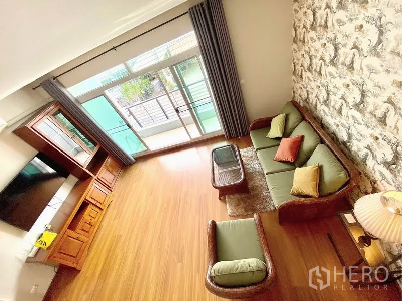 ทาวน์เฮาส์ ให้เช่าในPrawet, Bangkok - ห้องนั่งเล่นชั้นบนพร้อมชุดโซฟา เปิดออกสู่ระเบียงด้วยประตูกระจกบานเลื่อน