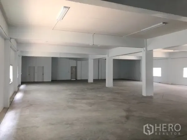 工厂 出租在Pak Kret, Nonthaburi - 宽敞的生产/仓储大厅，混凝土地面与立柱照明