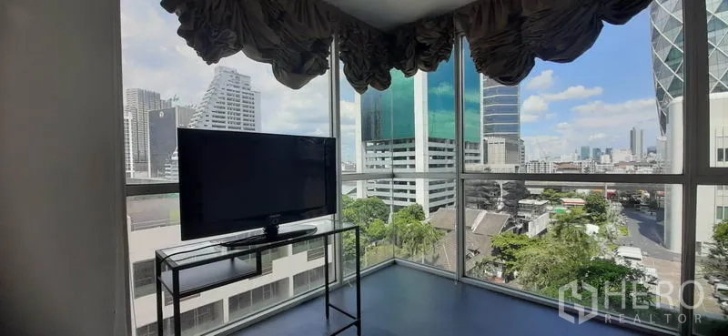 คอนโด ให้เช่าในPhaya Thai, Bangkok - มุมห้องกระจกเต็มบานพร้อมชั้นวางทีวีและวิวสกายไลน์เมืองกว้าง