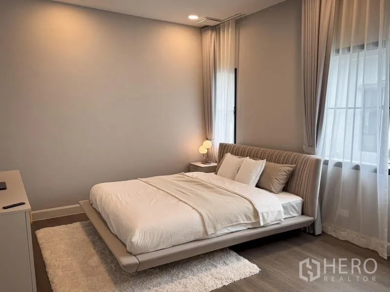 独立式住宅 出租或出售 - 温馨卧室，柔和灯光、纱帘与中性床品。