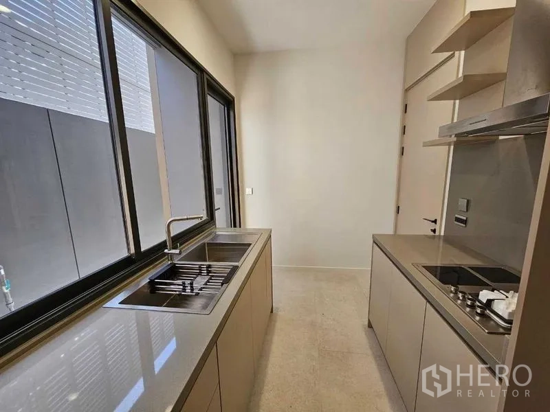 บ้าน ให้เช่าในWang Thonglang, Bangkok - ครัวฝรั่งทันสมัย เคาน์เตอร์ยาว อ่างล้าง และเตา นอกหน้าต่าง
