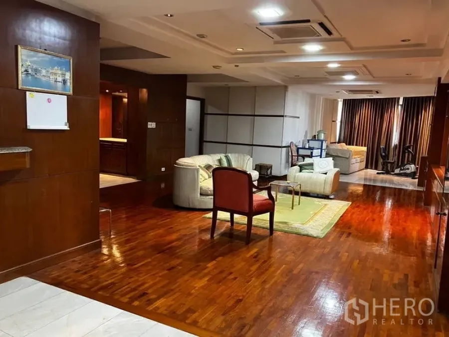 คอนโด ให้เช่าหรือขายในKhlong Toei, Bangkok - ห้องนั่งเล่นกว้าง พื้นไม้ปาร์เกต์เงางาม ฝ้าเพดานหลุมและชุดโซฟา ในคอนโด President Park