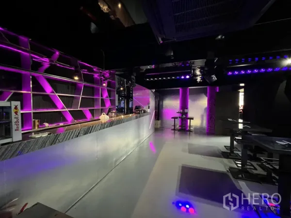 零售空间 出租在Watthana, Bangkok - 现代长吧台，紫色氛围灯光。