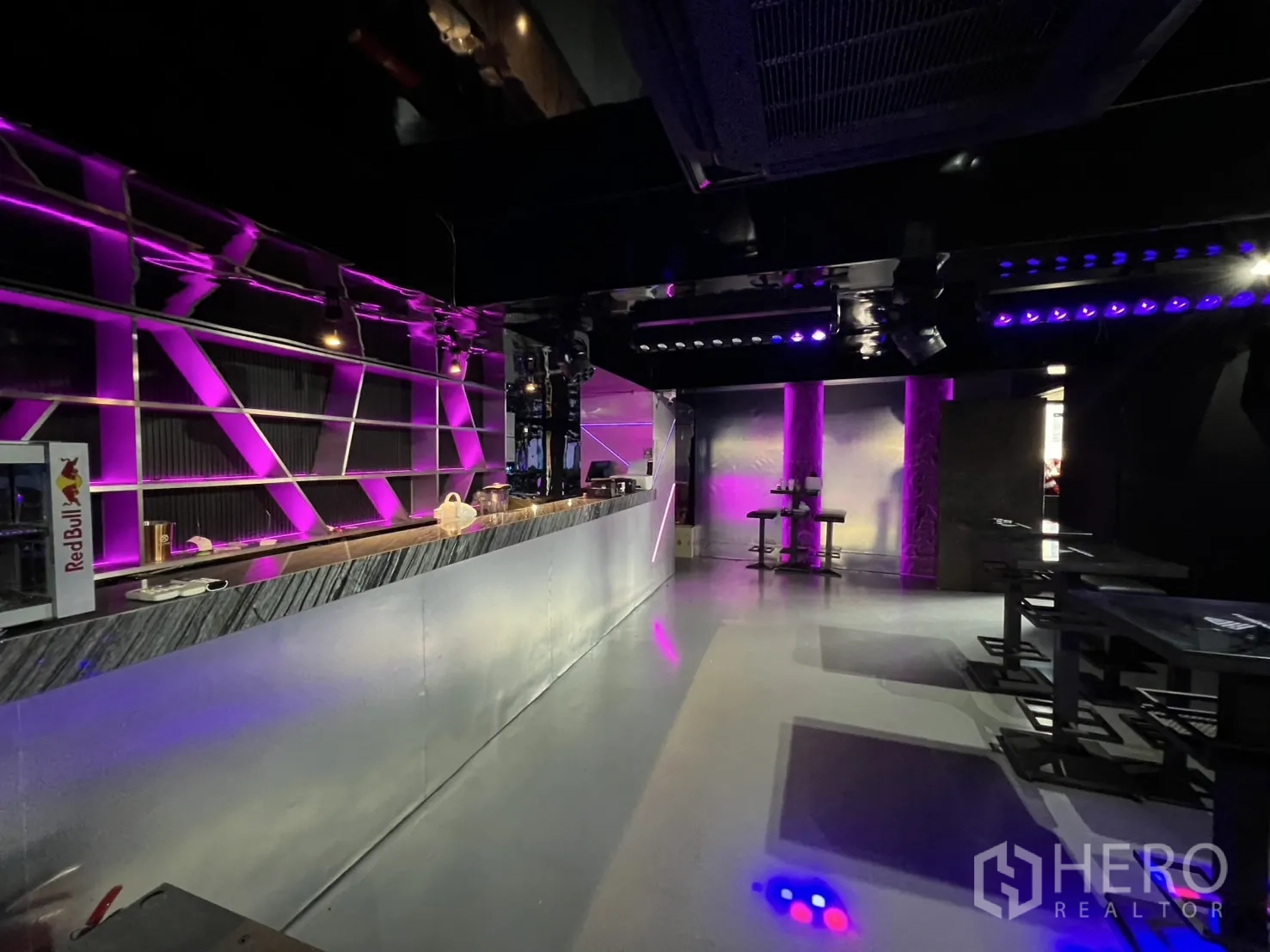 零售空间 出租在Watthana, Bangkok - 现代长吧台，紫色氛围灯光。