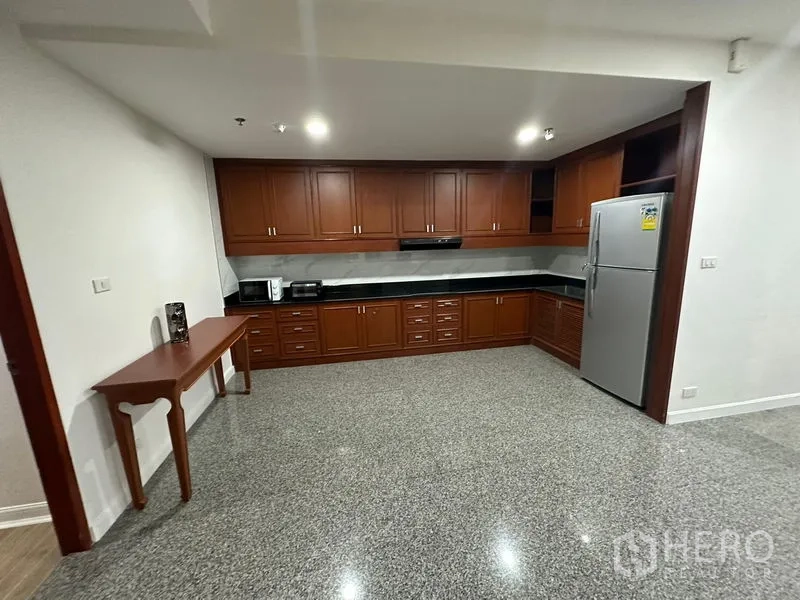 คอนโด ให้เช่าในWatthana, Bangkok - ครัวรูปตัว U ตู้ไม้ เคาน์เตอร์หินสีดำ พร้อมตู้เย็นสแตนเลส