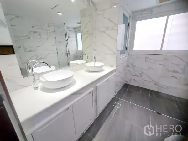 คอนโด ให้เช่าในWatthana, Bangkok - ห้องน้ำสมัยใหม่ อ่างล้างหน้าคู่ กระจกบานใหญ่ และฝักบัวกระจก ผนังลายหินอ่อน