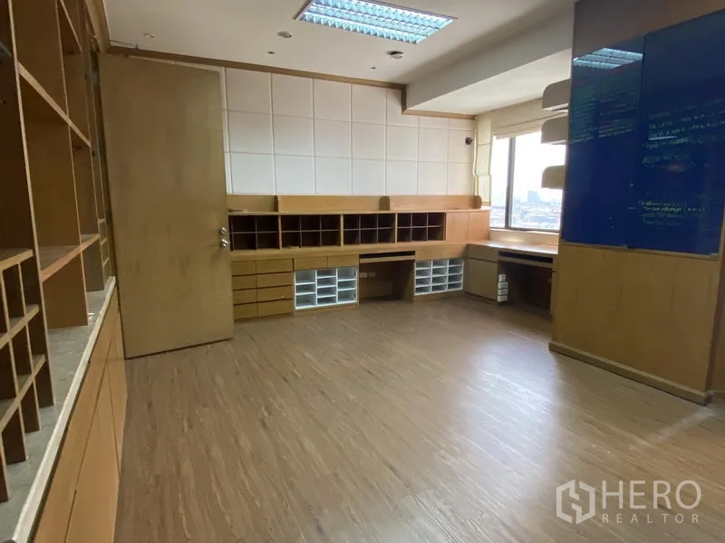 办公空间 出租在Din Daeng, Bangkok - 工作间配多组内置书桌与分类储物格，采光良好。