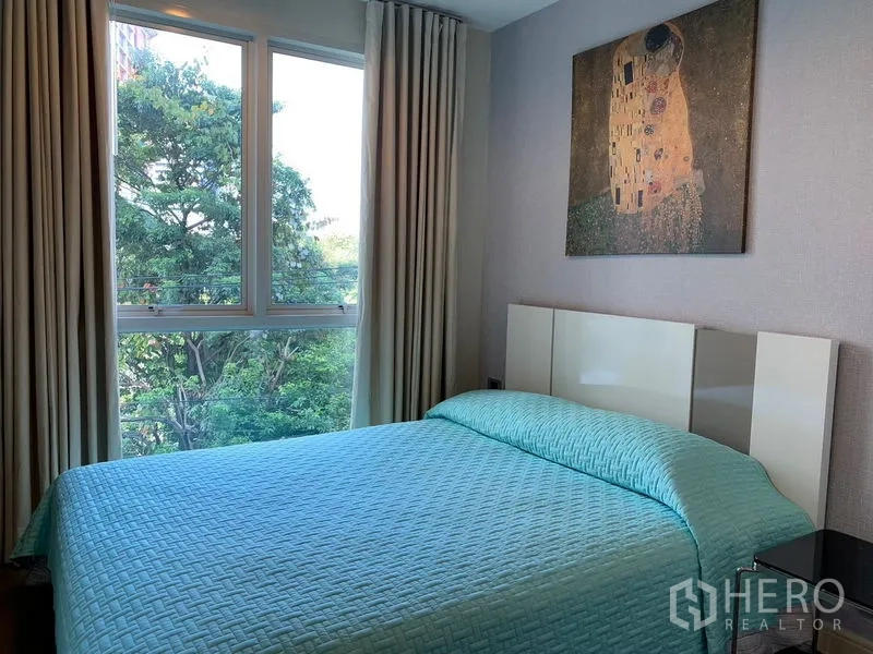 คอนโด ให้เช่าในKhlong Toei, Bangkok - ห้องนอนที่สอง ผ้าปูเตียงสีเขียวอมฟ้า วิวต้นไม้จากหน้าต่าง