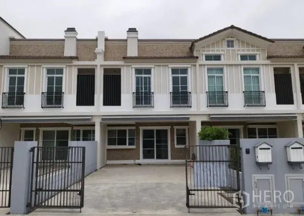 ทาวน์เฮาส์ ให้เช่าในPrawet, Bangkok - ทาวน์เฮ้าส์สองชั้นด้านหน้า มีระเบียงและทางรถยนต์พร้อมประตูรั้วสองช่อง