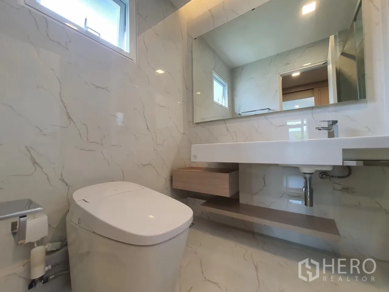 บ้าน ให้เช่าในPrawet, Bangkok - ห้องน้ำสไตล์โมเดิร์นกรุกระเบื้องลายหินอ่อน กระจกบานใหญ่ และชักโครกอัจฉริยะ.