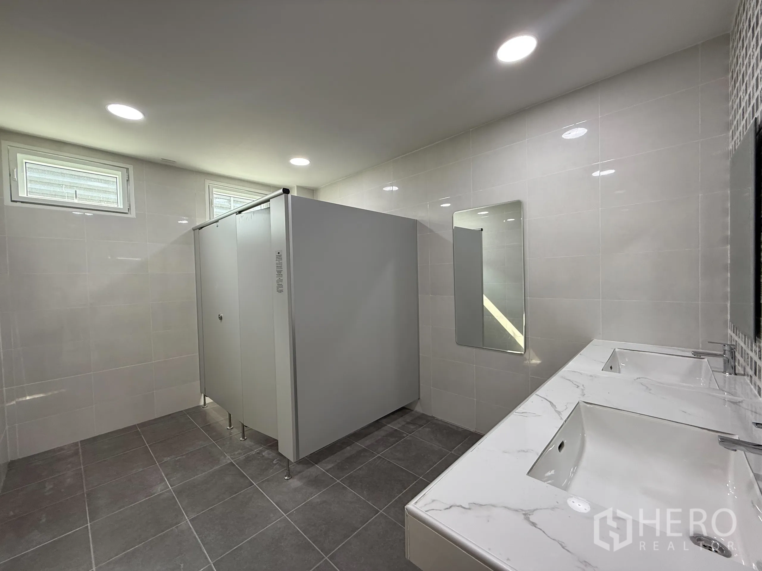 货栈 出租在Bang Khen, Bangkok - 现代化卫生间，双洗手盆、明亮照明与独立隔间。