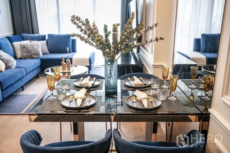 คอนโด ให้เช่าในPathum Wan, Bangkok - โต๊ะอาหารจัดครบสำหรับสี่ที่ พร้อมแก้วและแจกันกลางอย่างหรู