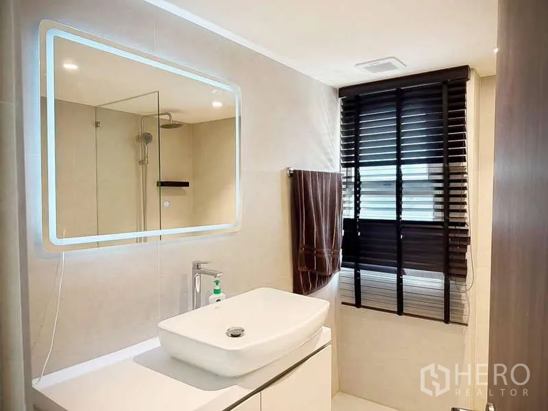 คอนโด ขายในWatthana, Bangkok - ห้องน้ำโมเดิร์น กระจกมีไฟซ่อน อ่างล้างหน้า และมู่ลี่หน้าต่าง