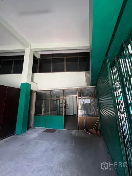 คลังสินค้า ให้เช่าในBang Kho Laem, Bangkok - โซนขนถ่ายสินค้าชั้นล่าง พร้อมประตูม้วนและห้องออฟฟิศกระจก