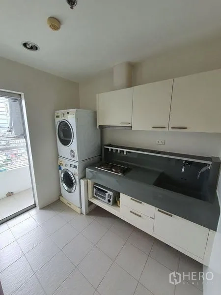 คอนโด ขาย - ครัวแยกพร้อมตู้เก็บของ เตา และเครื่องซักผ้า–อบผ้าแบบซ้อน ติดระเบียงซักล้าง