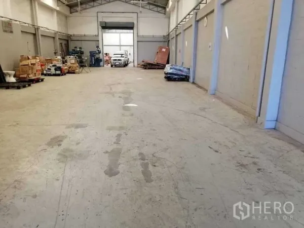 货栈 出租在Samut Prakan - 高顶仓储大厅，混凝土地面，后部大型卷门