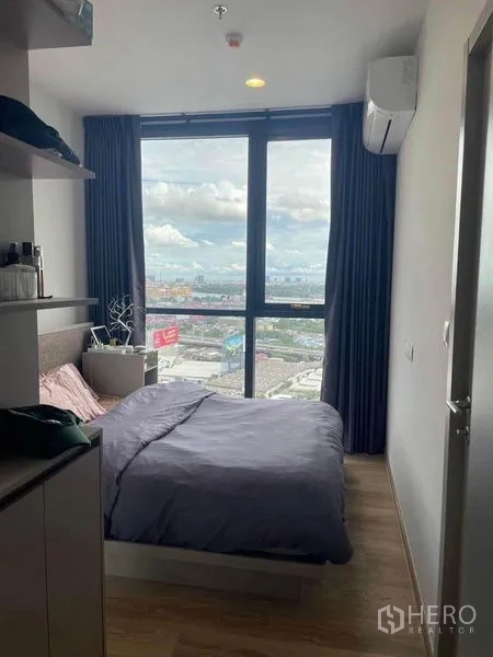 คอนโด ให้เช่าในKhlong Toei, Bangkok - ห้องนอนพร้อมหน้าต่างเต็มผนัง ผ้าม่านทึบ และวิวเมืองกรุงเทพฯ พาโนรามา