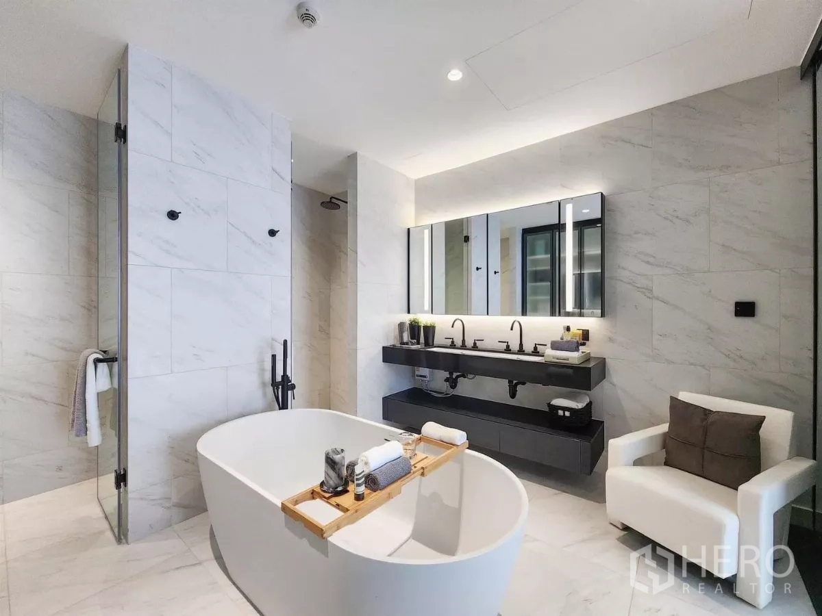 公寓 出租在Bang Rak, Bangkok - 豪华大理石浴室，独立浴缸、双台盆与步入式淋浴间。
