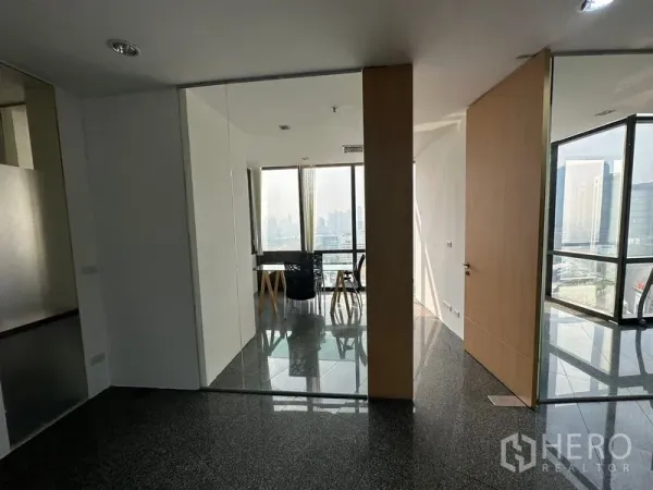 办公空间 出租 - 入口通往玻璃隔断的会议区，享城市景观与光亮花岗岩地面。