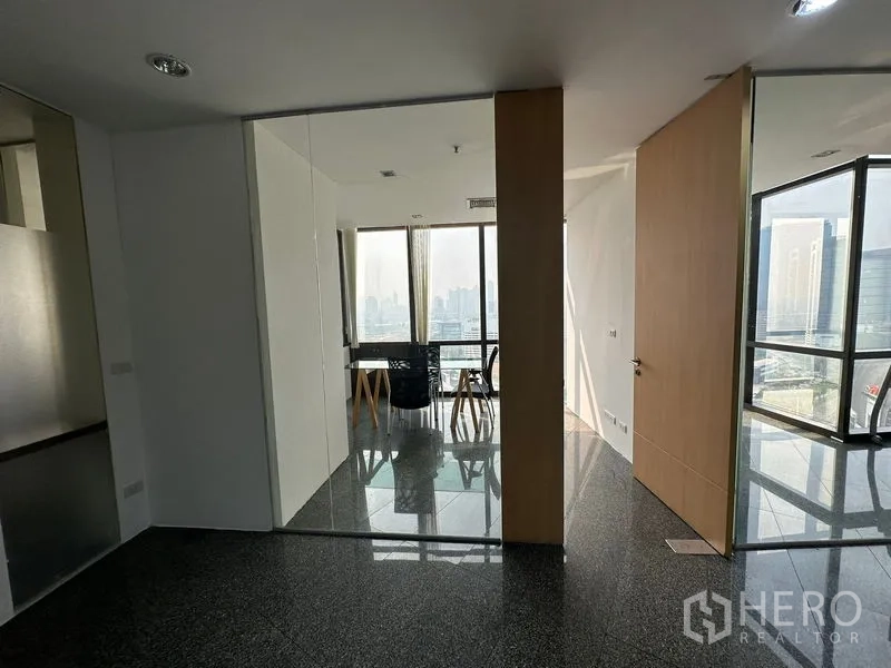 办公空间 出租 - 入口通往玻璃隔断的会议区，享城市景观与光亮花岗岩地面。