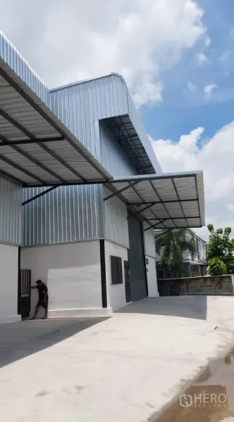 货栈 出租在Khlong Toei, Bangkok - 仓库前方宽阔混凝土场地，带遮雨装卸雨棚。