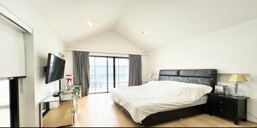 บ้าน ขายในKhlong San, Bangkok - ห้องนอนมาสเตอร์กว้าง เพดานทรงจั่ว ประตูกระจกบานเลื่อนสู่ระเบียง และพื้นไม้โทนอ่อน