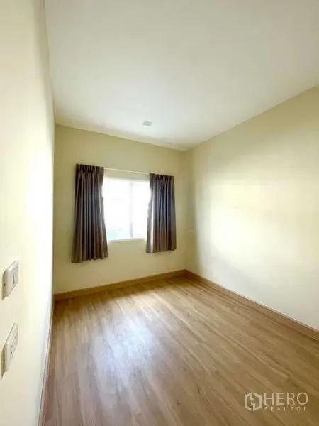 ทาวน์เฮาส์ ให้เช่าหรือขาย - ห้องนอนโล่งพื้นลามิเนตไม้ มีหน้าต่างและผ้าม่าน