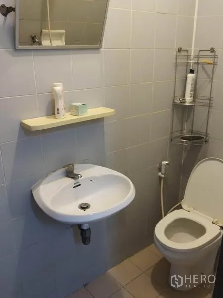 联排别墅 出租或出售在Wang Thonglang, Bangkok - 紧凑浴室，含马桶、洗手盆、壁架与镜子。