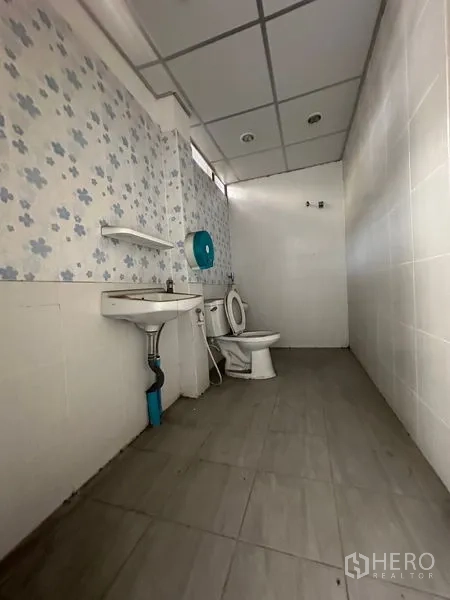 อาคารพาณิชย์ ให้เช่าในBang Na, Bangkok - ห้องน้ำพร้อมโถสุขภัณฑ์ อ่างล้างหน้า และผนังกระเบื้อง