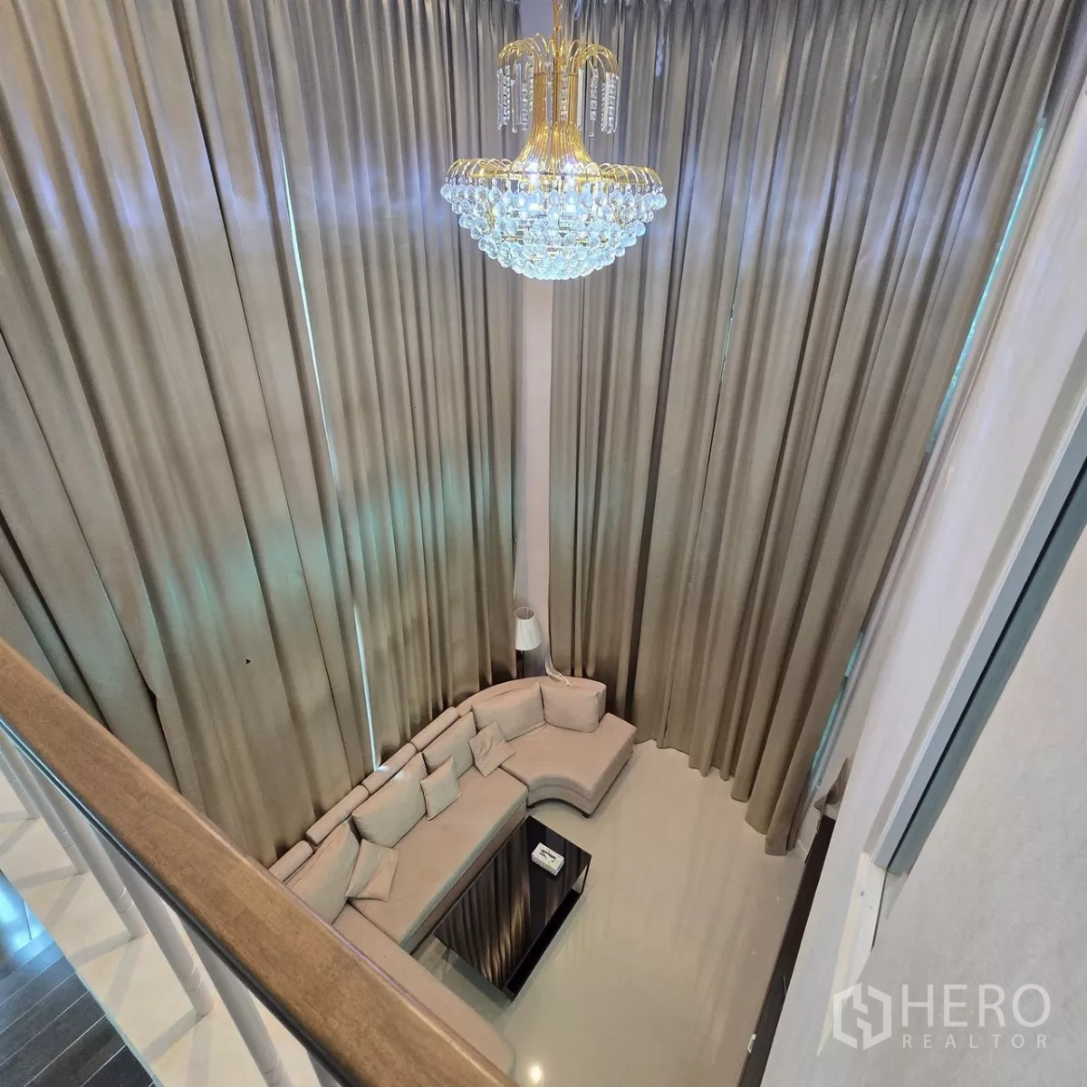 บ้าน ให้เช่าในMueang Pathum Thani, Pathum Thani - มุมมองห้องนั่งเล่นเพดานสูง โคมระย้าและผ้าม่านสูง