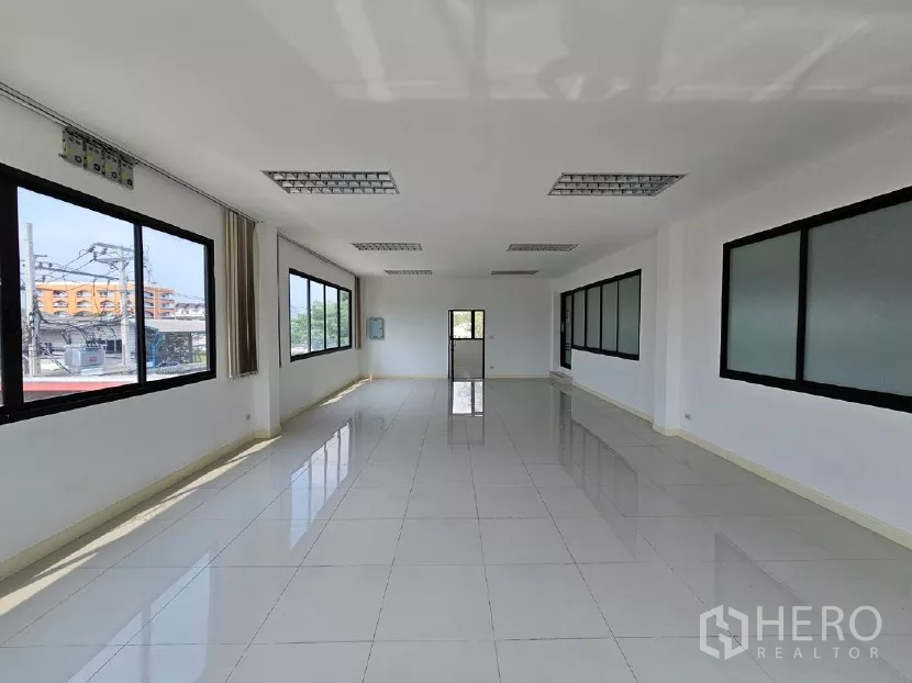 货栈 出租或出售在Lak Si, Bangkok - 宽敞角落办公室，大窗配白色瓷砖地面