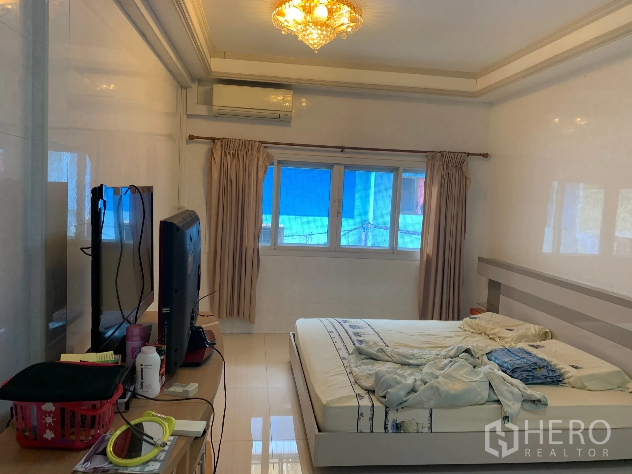 店屋 出售在Pathum Wan, Bangkok - 卧室，水晶吊灯、窗户、分体空调与亮面地砖。