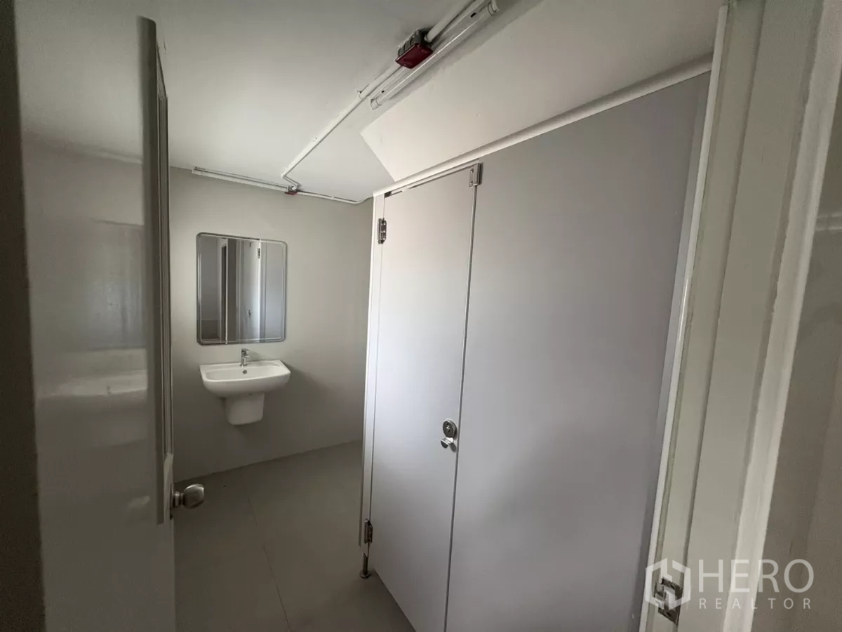 工厂 出租在Bang Phli, Samut Prakan - 卫生间内有隔间坐便与墙挂洗手盆